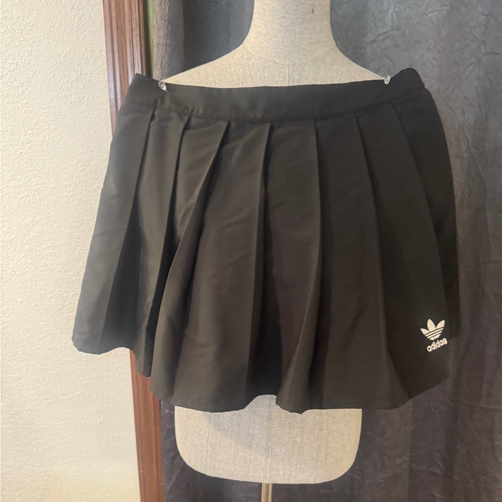 Adidas Black Pleated Mini tennis Skirt Sz 10. Zip side. Like new